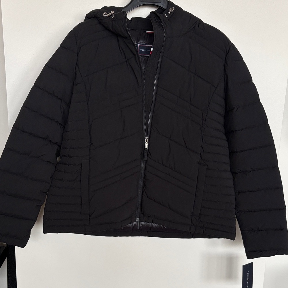 Tommy Hilfiger Women’s Lightweight Packable Puffer Jacket, Black, XL.